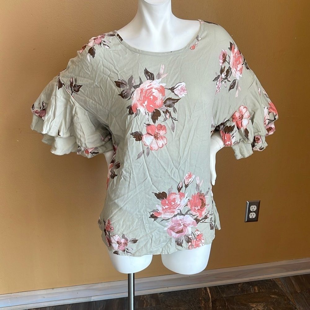 NWT LOVELY MELODY floral top size L